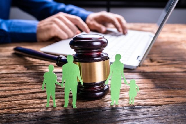 מאבקי משמורת ומזונות - עורך דין אברהם הופרט מסביר