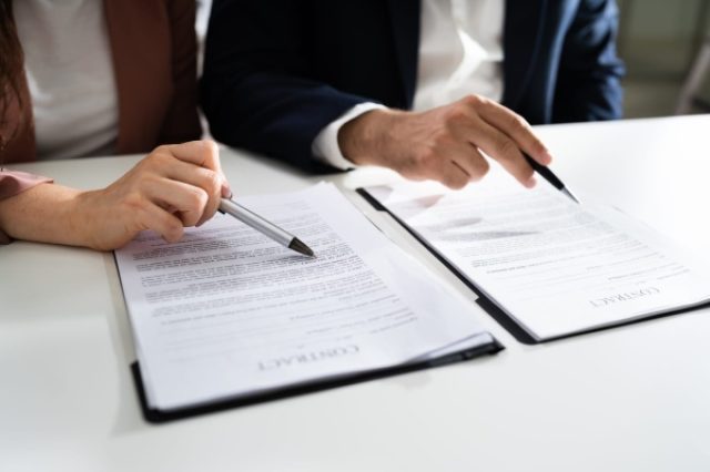 מה קורה לרכוש אם אחד מבני הזוג נפטר לפני שחתמתם על הסכם ממון? עו"ד אברהם הופרט מסביר